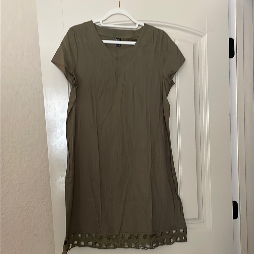 Emery Rose  Green Tunic Top with Elegant Design NWOT